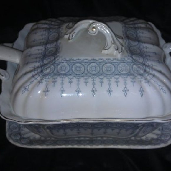 1800's Royal Vitreous Soup Tureen & Under plate - Picture 3 of 10